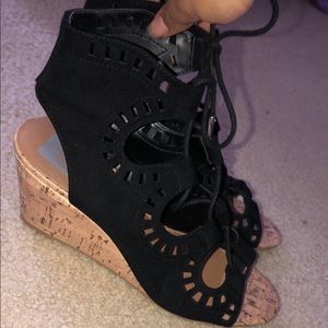 Black wedges